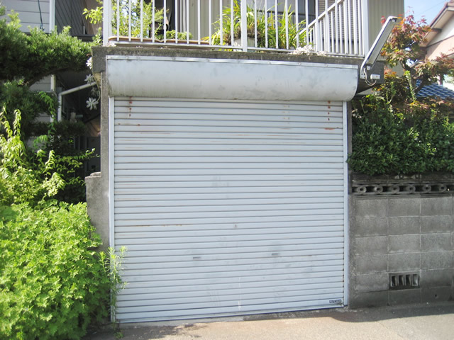ガレージの手動シャッター取替工事　施工事例　名古屋市港区
